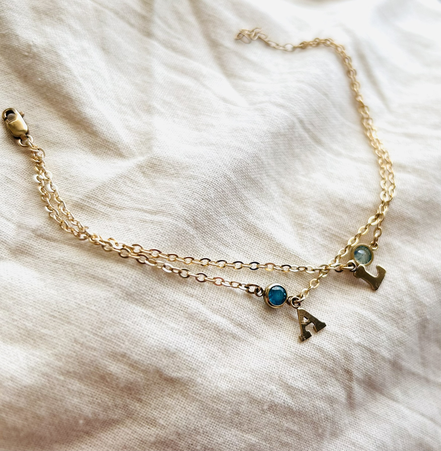 Birthstone en initiaal armband (14 karaat goud) - Afbeelding 2