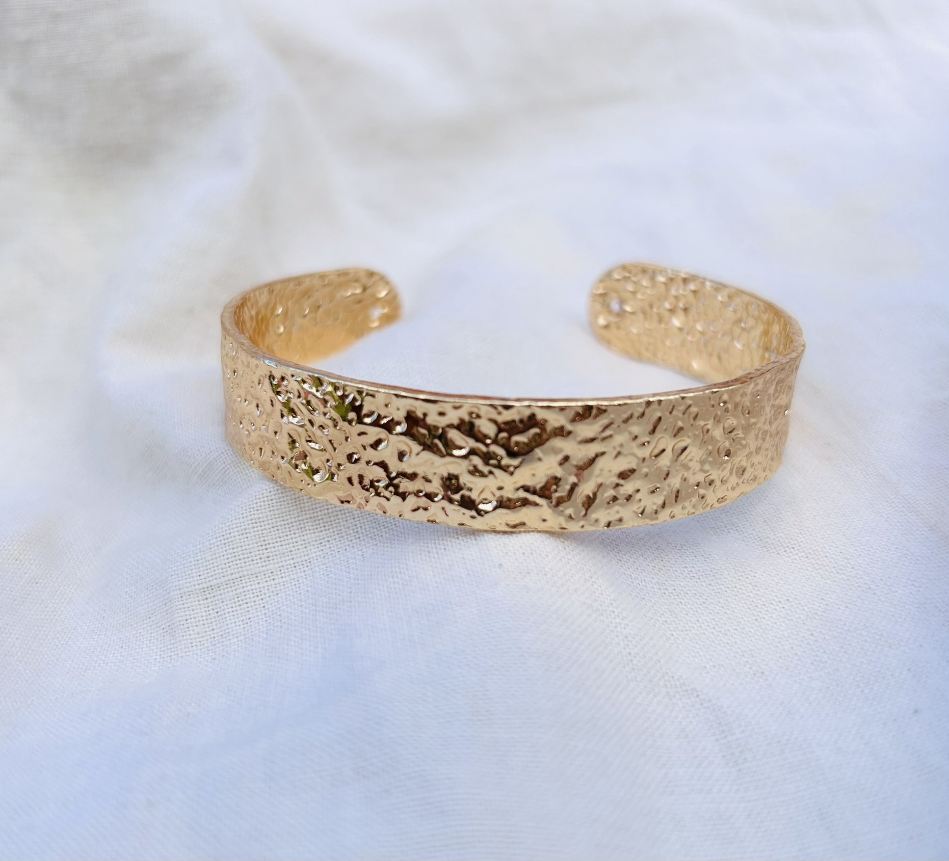 Goudkleurige Relief Cuff Armband – 2 cm
